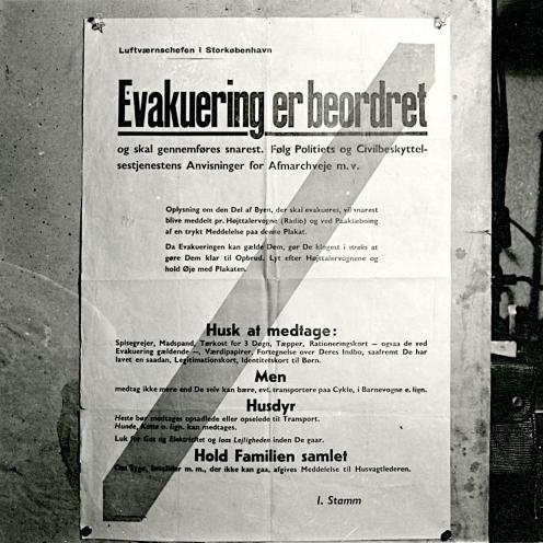 Billede af dagligliv under besættelsen. Bekendtgørelse fra Luftværnschefen i København om evakuering. Billedkilde: Frihedsmuseet