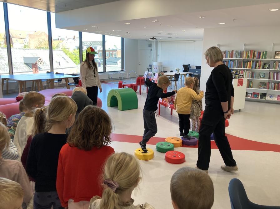 Børnene træner "over", "langs" og en masse andre forholdsord.